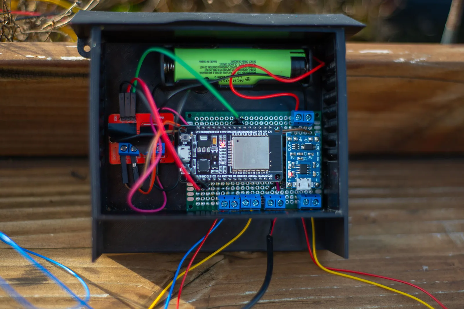 Plantwatery: solar ESP32 automatic plant watering photo 4